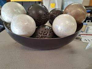 lot 411 image: Tamari Balls w Bowl