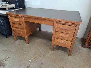 lot 302 image: Wood Office Desk