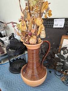 lot 387 image: 38 Decorative Floral Vase