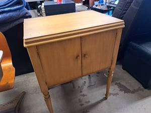 lot 318 image: Singer Sewing Machine and Table