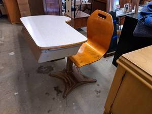lot 319 image: School Desk