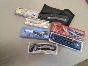lot 466 image: Lot of (4) Frost Cutlery Bobcat, Homeland Heroes, Eagle Eye II Folding Knives (in original packaging)
