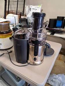 lot 504 image: Dash Juicer