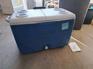 lot 479 image: Rubbermaid Cooler