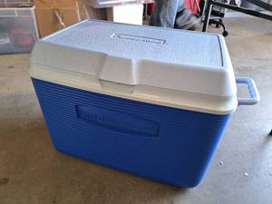 lot 480 image: Rubbermaid Cooler