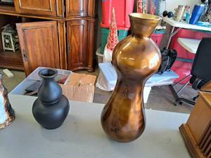 lot 442 image: Lot of (2) Vases