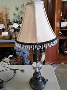 lot 427 image: 23 Beaded Lamp Shade Table Lamp
