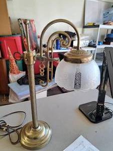 lot 429 image: 20 Glass Ball Lamp Shade Table Lamp