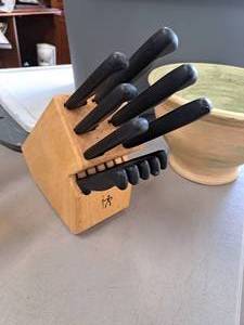 lot 535 image: Knife Set w Knife Block 9-piece