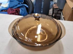 lot 526 image: Glass Serving Bowl w Lid