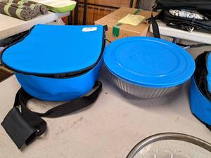 lot 531 image: Pyrex Glass Bowl w Lid with Carry Bag