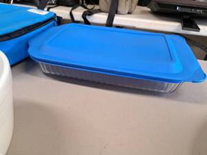 lot 530 image: Pyrex Glass Pan w Lid with Carry Bag