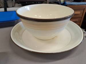 lot 539 image: Backyard Vintage Metal Bowl and Serving Tray