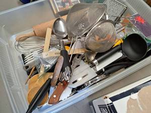 lot 517 image: Lot of (1 Bin) Kitchen Utensils