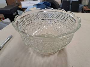 lot 541 image: Decorative Glass Bowl