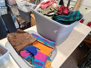 lot 514 image: Lot of (1 Bin) Towels and Cloth Items