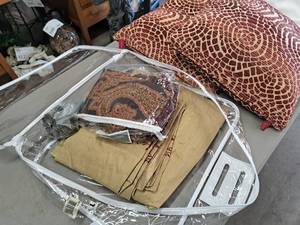 lot 550 image: Lot of  Pillows and Curtains