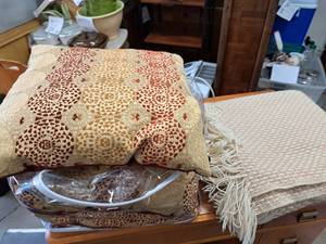 lot 551 image: (3) Pillows and (1) Blanket