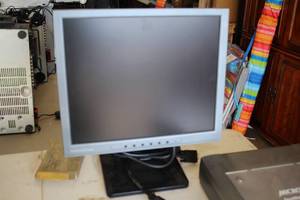 lot 793 image: Princeton Synergy 714 17 Computer Monitor