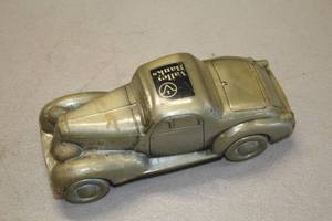lot 809 image: Banthrico inc Metal Car Coin Bank (Sedan)