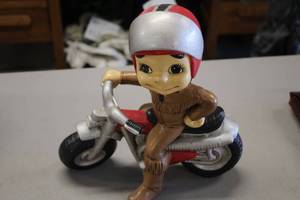 lot 813 image: Suzuki Statue