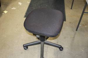 lot 822 image: Rolling Office Stool
