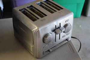 lot 819 image: Cuisinart 4-slice Toaster