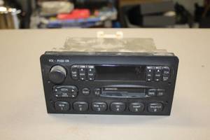lot 843 image: Ford F75F-19B165-DA Stereo
