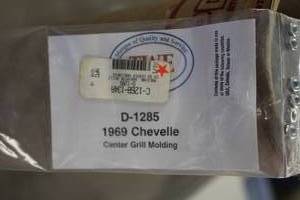 lot 858 image: Vintage 1969 Chevrolet D-1285 Chevelle Center Grill Molding