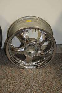 lot 880 image: 18 Chrome 5-lug Rim