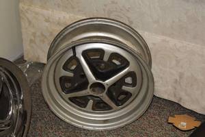 lot 881 image: Vintage Pontiac 15 5-lug Rim