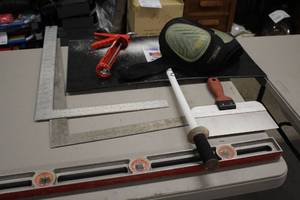 lot 884 image: Lot of (7) Hand Tools - Box Level, Square, Scraper, Caulk Gun, Knee Pads