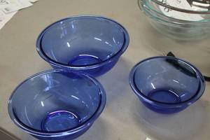 lot 899 image: Lot of (3) Pyrex Glass Bowls