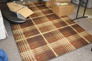 lot 904 image: Plaid Area Rug 8x5