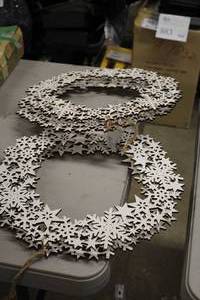 lot 565 image: Lot of (2) 15 Wooden Lighted Wreaths