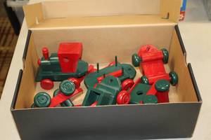 lot 573 image: Wooden Christmas Toy Train 6-piece