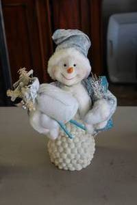 lot 587 image: 12 Snowman Statue