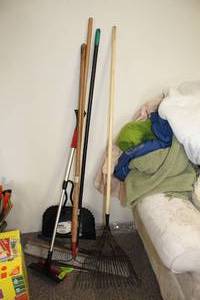 lot 912 image: Lot of (7) GarageYard Tools - Leaf Rake, Bow Rake, Broom, Squeegee, Dust Pan