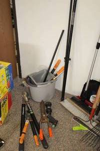 lot 914 image: Lot of (8) Yard Tools - Loppers, Sprayer, Broom, Bucket