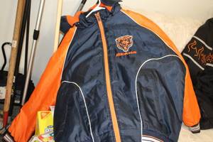 lot 934 image: Chicago Bears Jacket Size 2X-Large