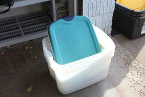 lot 923 image: Lot of (3) Clear Storage Bins with Lids