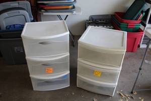 lot 922 image: Lot of (2) Plastic Storage Cabinets 3-drawer
