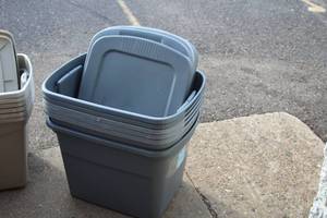 lot 917 image: Lot of (5) Grey Storage Bins with Lids