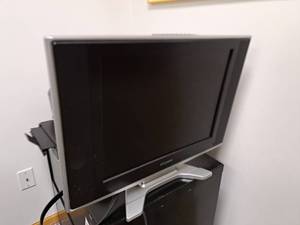 lot 338 image: Sylvania SSL2006 20 LCD TV