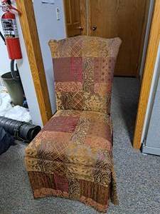 lot 344 image: Lot of (5) Fabric Padded Living Room Chairs