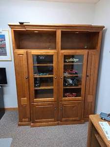 lot 333 image: Wood Hutch 2-piece