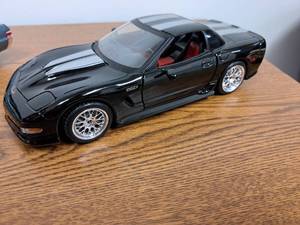 lot 286 image: 2001 Chevrolet Corvette Coupe Diecast Collectible