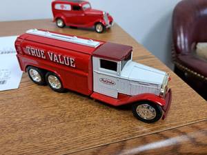 lot 280 image: 1930 2-12 Ton Delivery Truck Diecast Coin Bank w Key