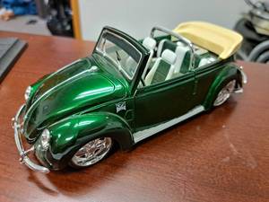 lot 270 image: 1957 VW Beetle Convertible 118-Scale Diecast Adult Collectible  by  Maisto