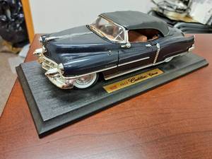 lot 269 image: 1953 Cadillac Eldorado Coupe 118-Scale Diecast Adult Collectible  by  Maisto